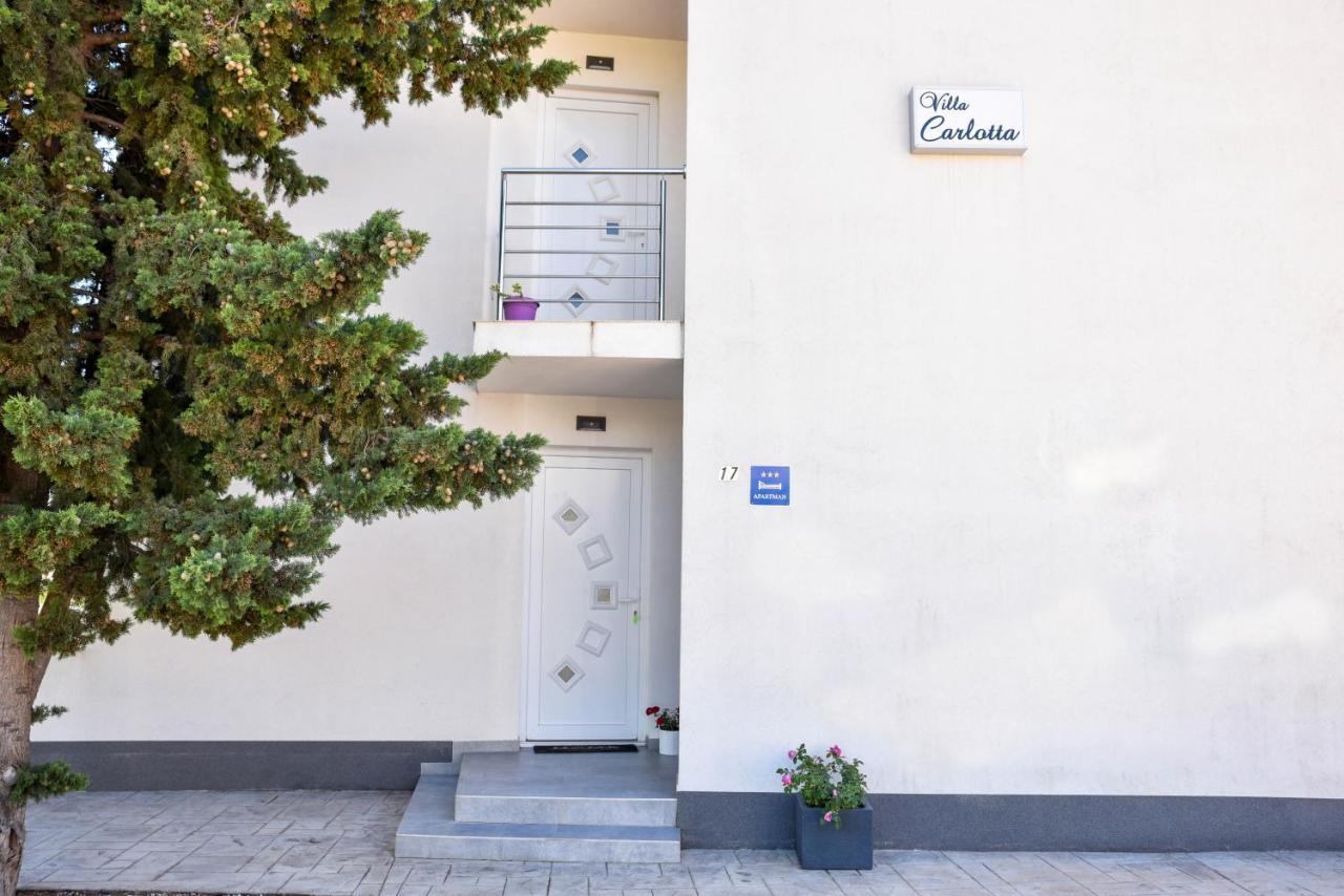 Apartment Deluxe Villa Carlotta Zara Esterno foto