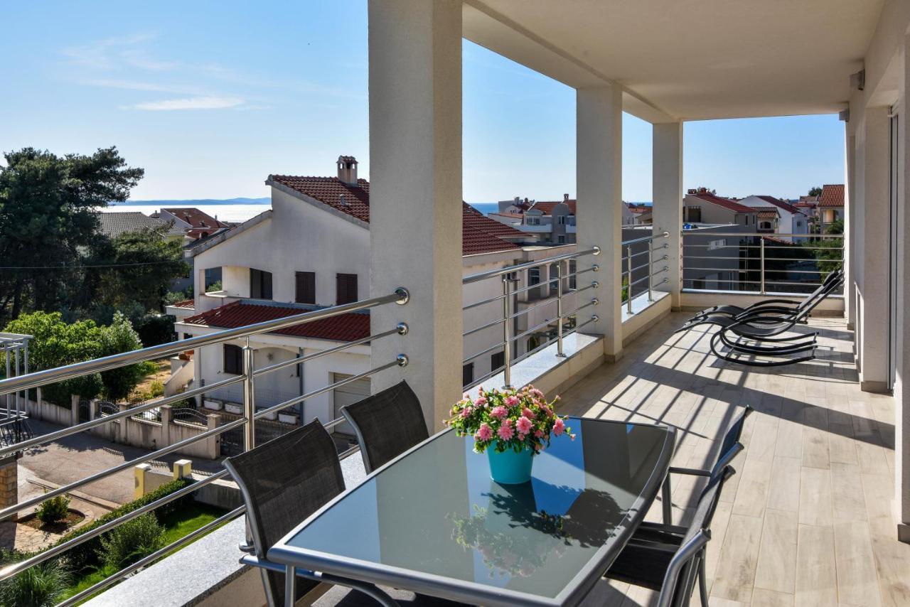 Apartment Deluxe Villa Carlotta Zara Esterno foto