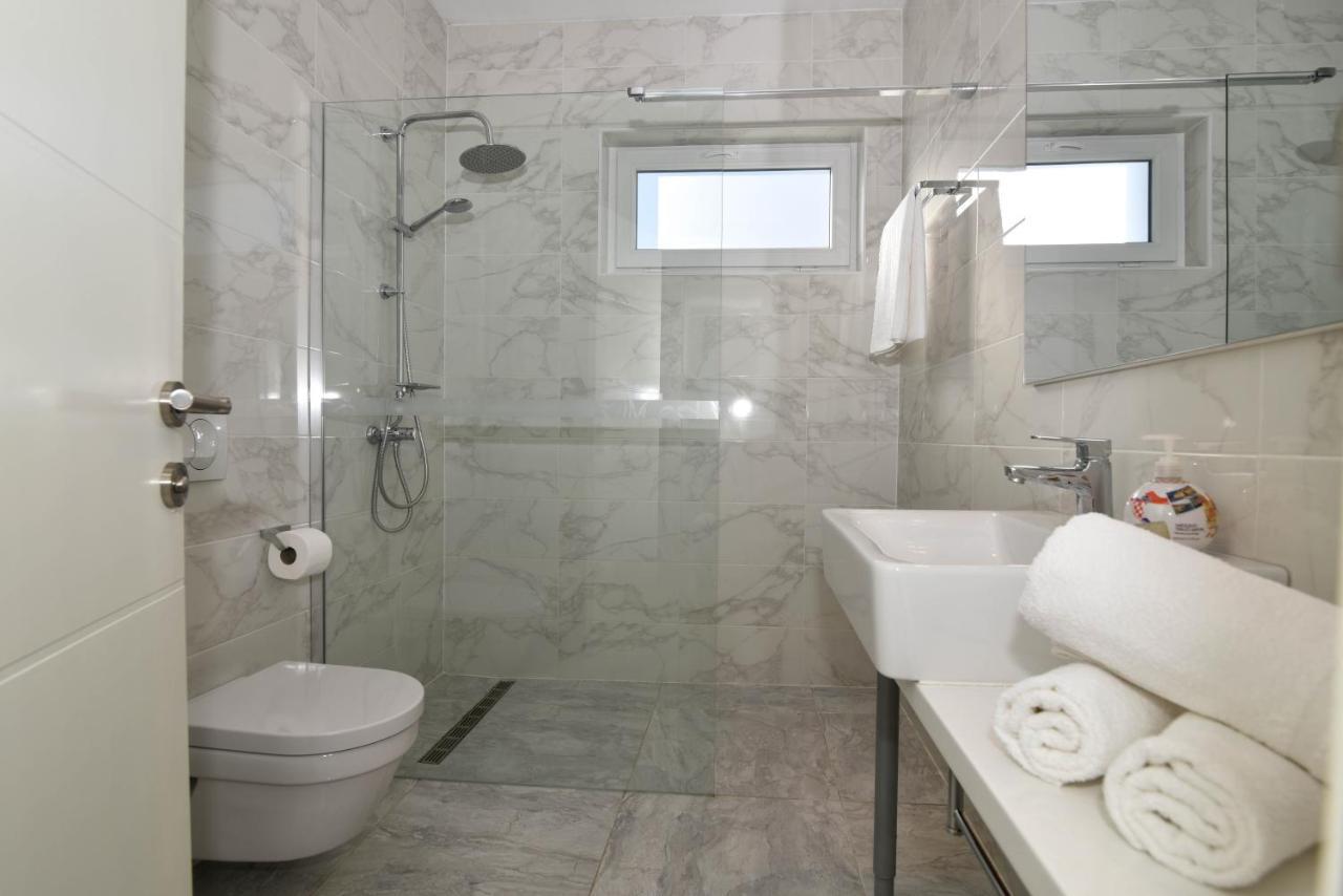 Apartment Deluxe Villa Carlotta Zara Esterno foto