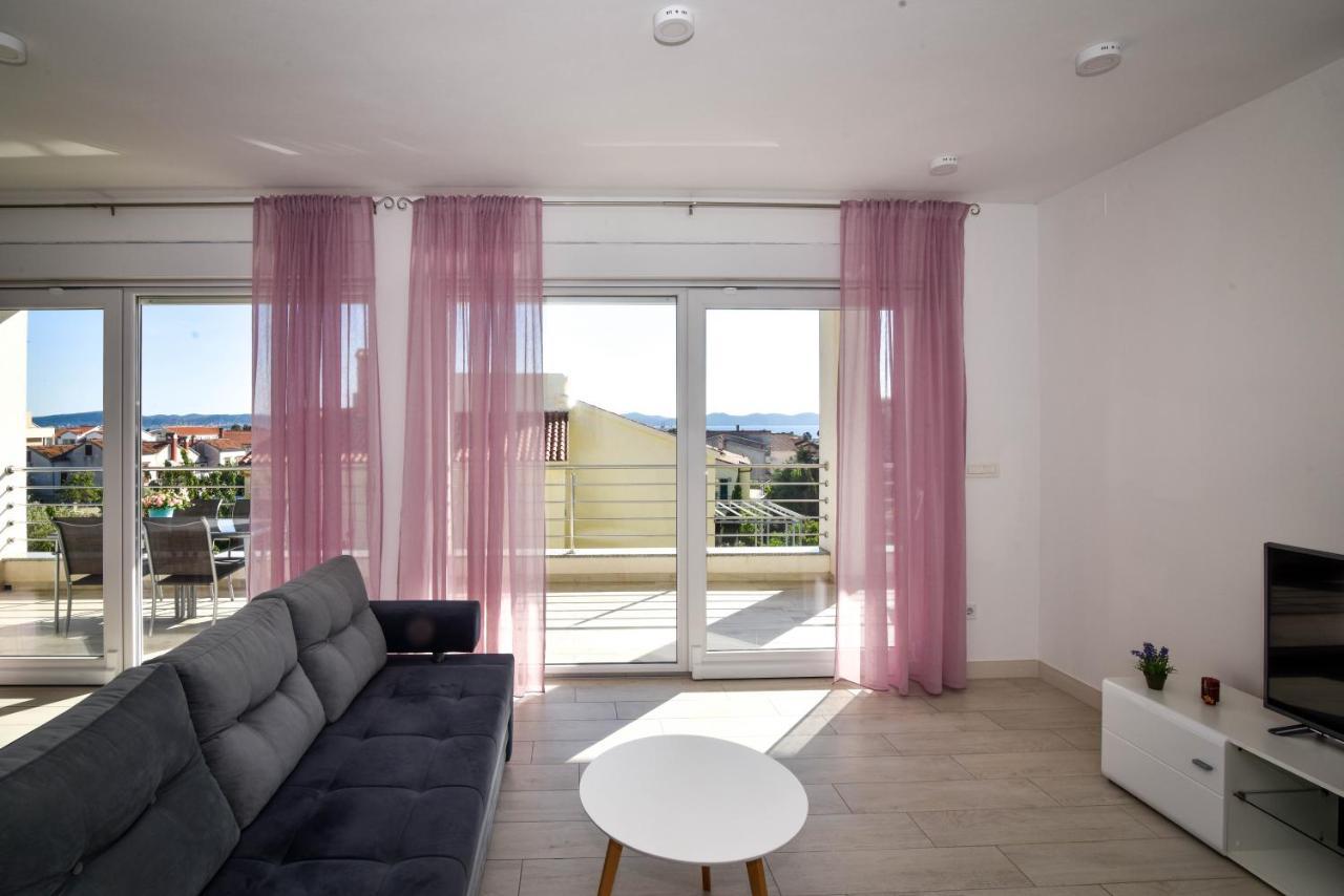Apartment Deluxe Villa Carlotta Zara Esterno foto