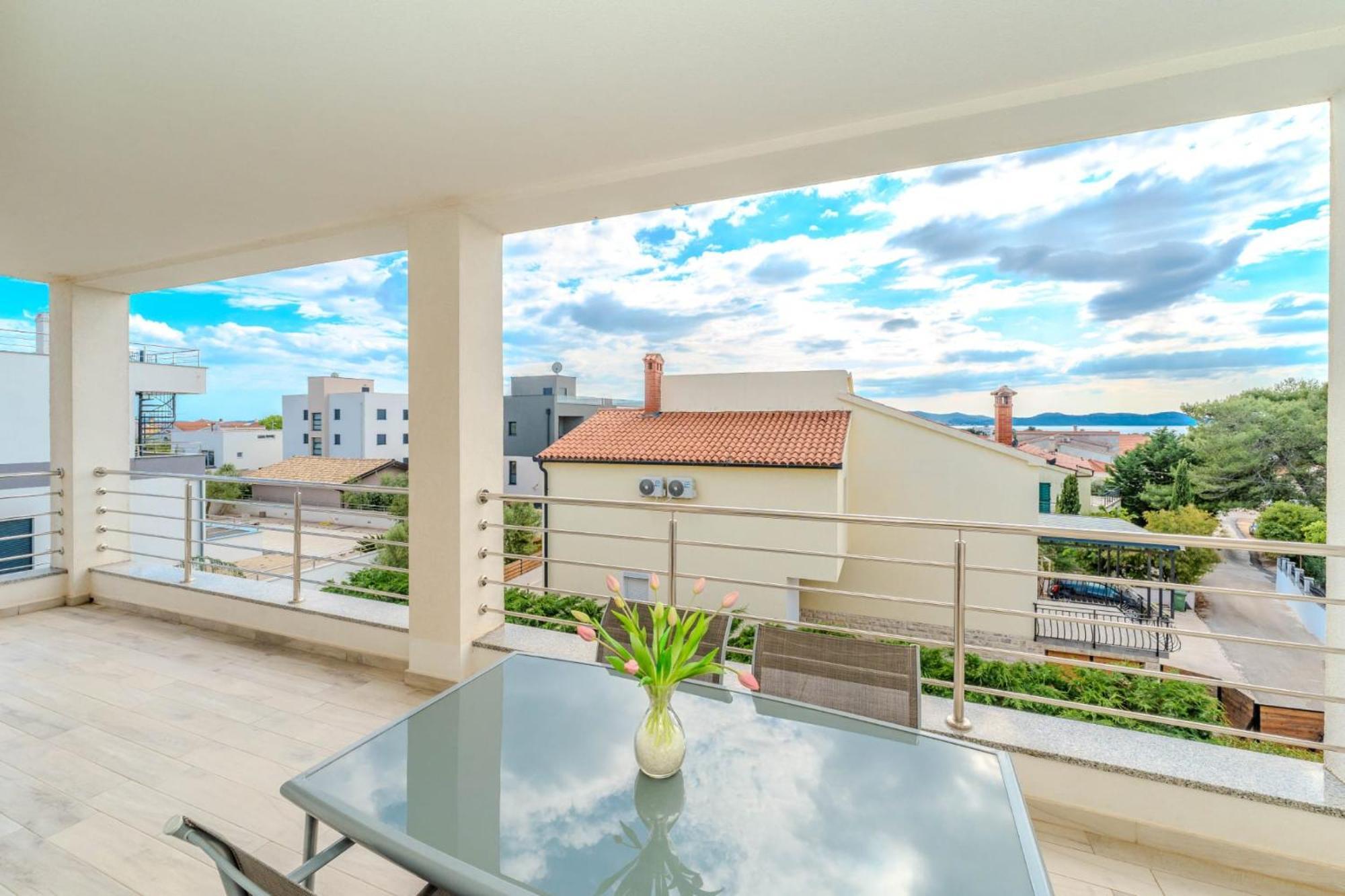 Apartment Deluxe Villa Carlotta Zara Esterno foto